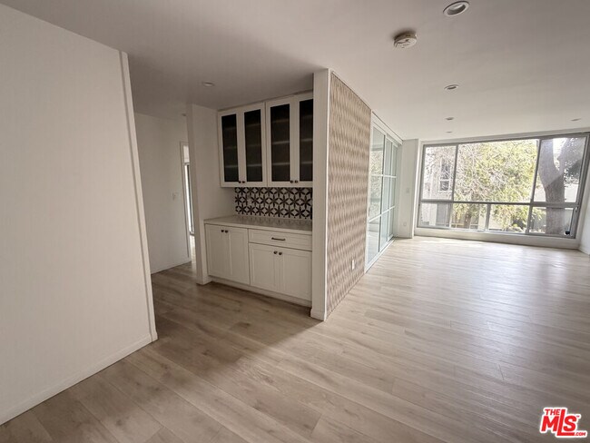 Foto del edificio - 4900 Overland Ave