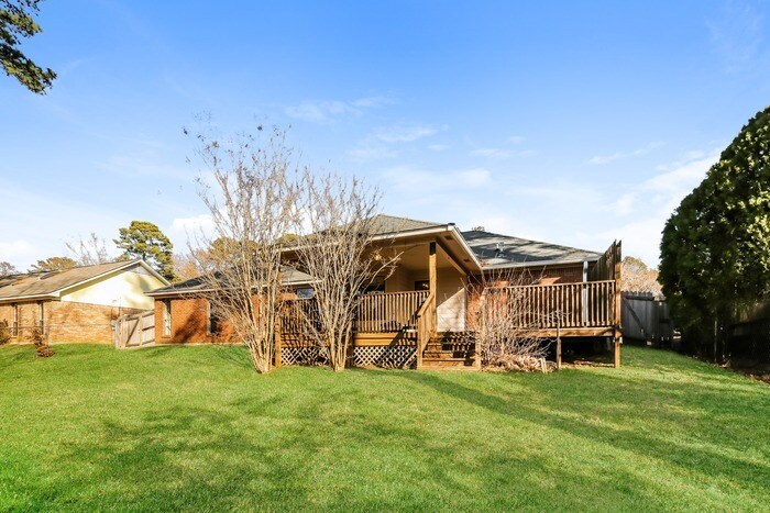 Building Photo - Charming Brandon Home