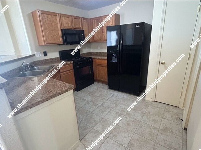 Building Photo - Gated Community available NOW!
