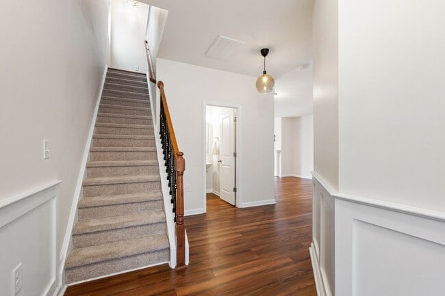 Building Photo - Charming, Well-Maintained Home in Central Morrisville!