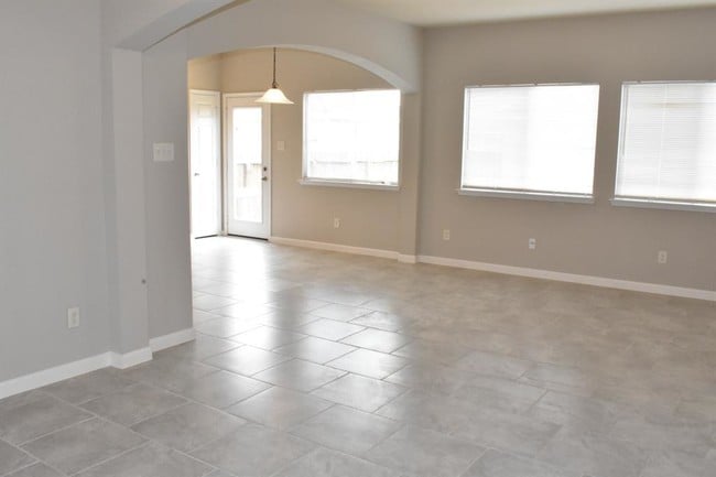 Building Photo - 1615 Royal Chase Dr