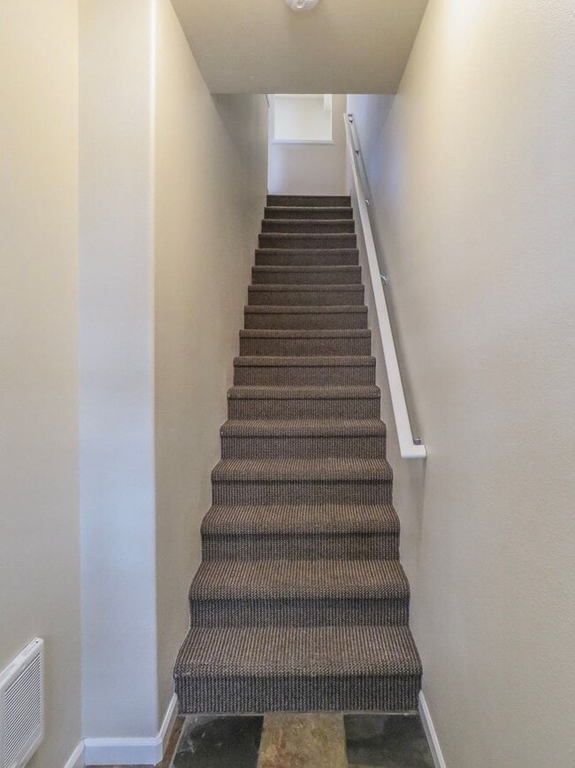 Building Photo - **No Rent Until January  !! 2 Bedroom Townhome Available Now  !! Inquire today for tour !