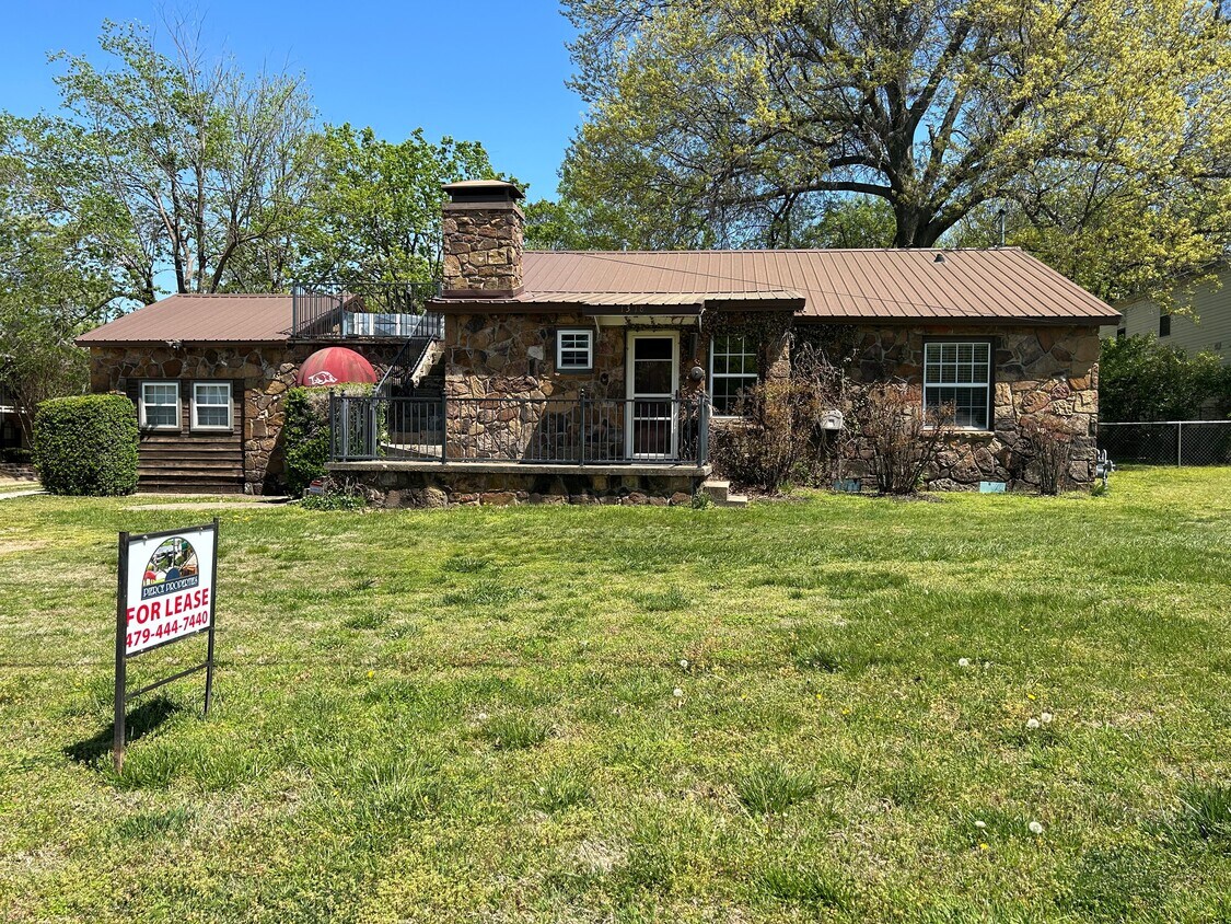 Primary Photo - 1318 N Garland Ave