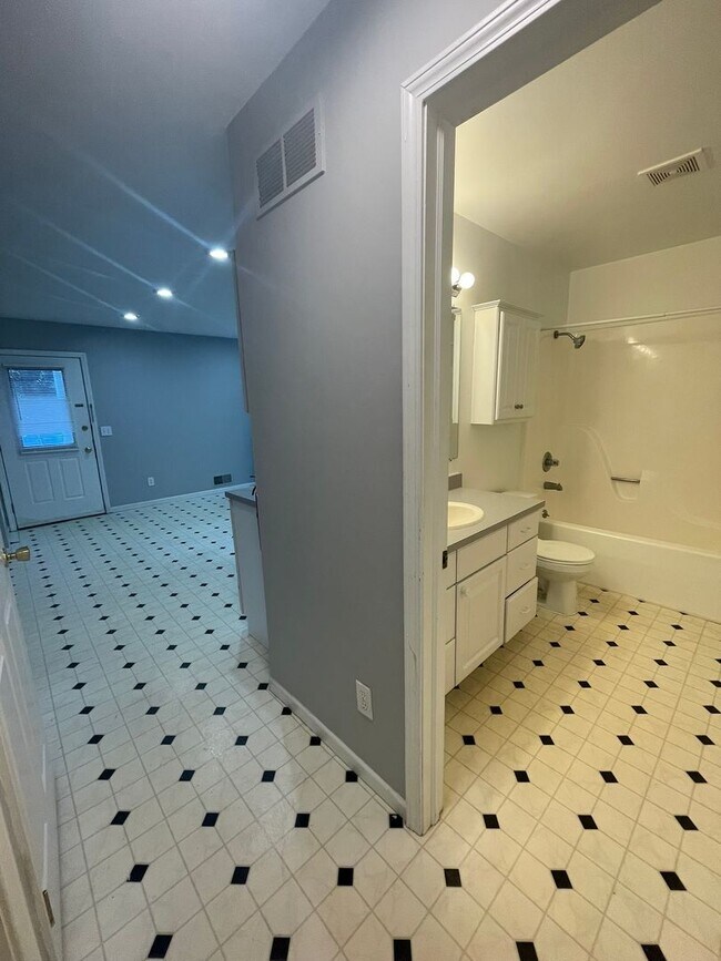 Foto del edificio - 230/232 Brookridge Ct.