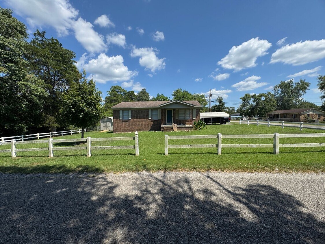 Primary Photo - Cute country house off Carthage Hwy!