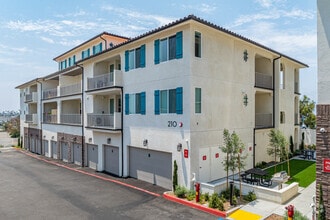 Building Photo - Commodore