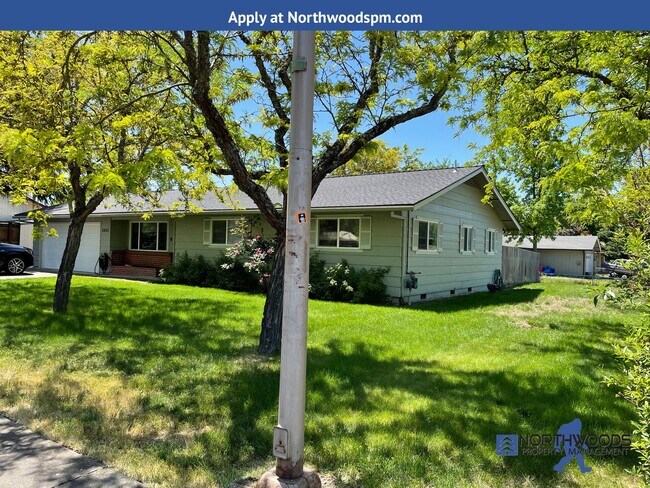 Building Photo - Very Nice 3 Bedroom 2 Bath Home with a Det...