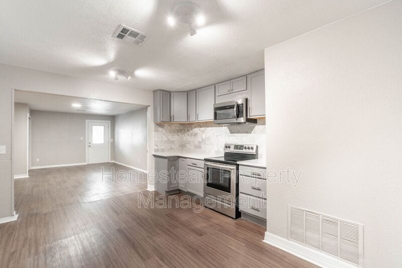 Primary Photo - 3241 Cashion Pl