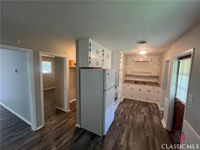 Building Photo - 129 Pineview Dr