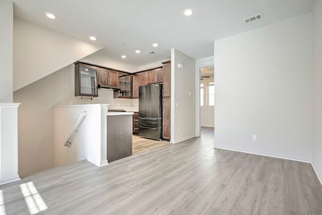 Building Photo - 14121 W Oak Ln