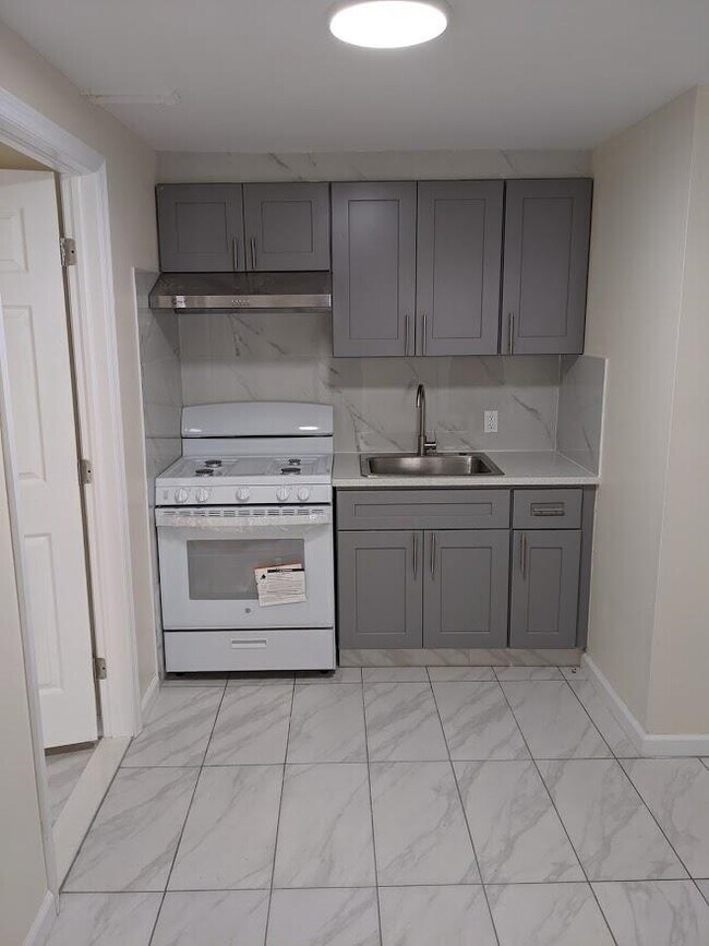 Building Photo - 348 Wayne St