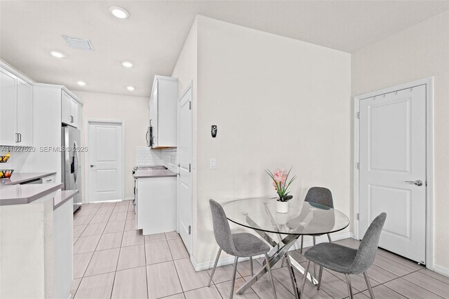 Foto del edificio - 1190 Eucalyptus Dr