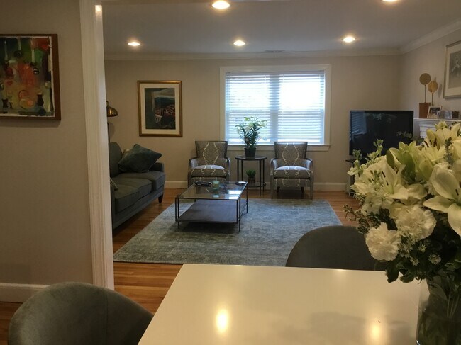 Building Photo - 15 Heath St