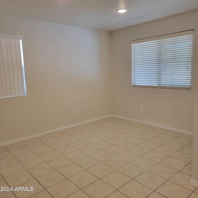 Foto del edificio - 25391 W Lincoln Ave