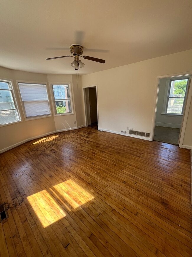 Building Photo - 2 bed 1 bath located right off Brady St