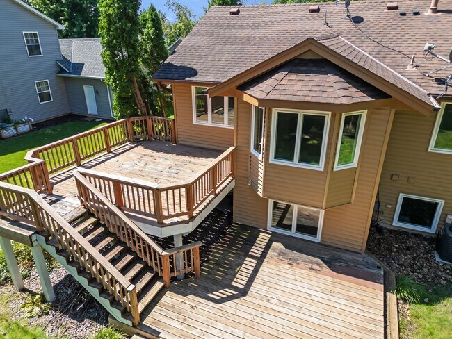 Foto del edificio - Spacious 5 BR with Fireplace and 2 Decks i...