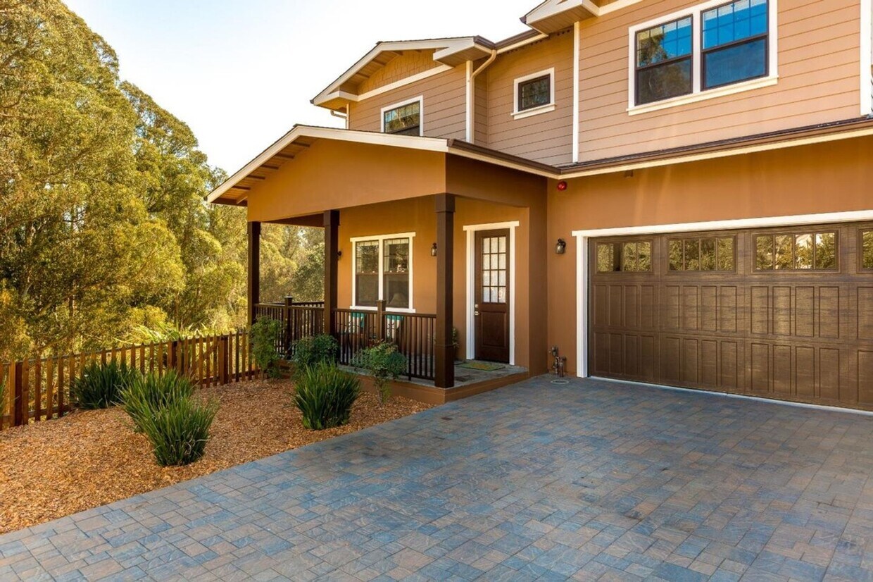 Primary Photo - Westside Beauty with Privacy