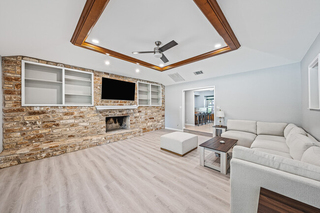 Foto del edificio - 2104 Mayfield Dr