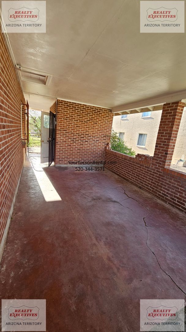 Foto del edificio - Speedway & Rosemont Blvd - 2/1 home with AC and fenced yard