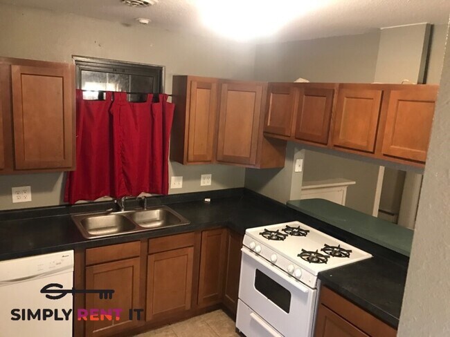 Foto del edificio - 3 Bedroom With Off-Street Parking Near Campus
