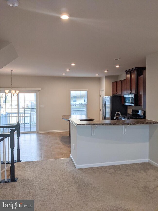 Foto del edificio - 211 Lake Seymour Dr