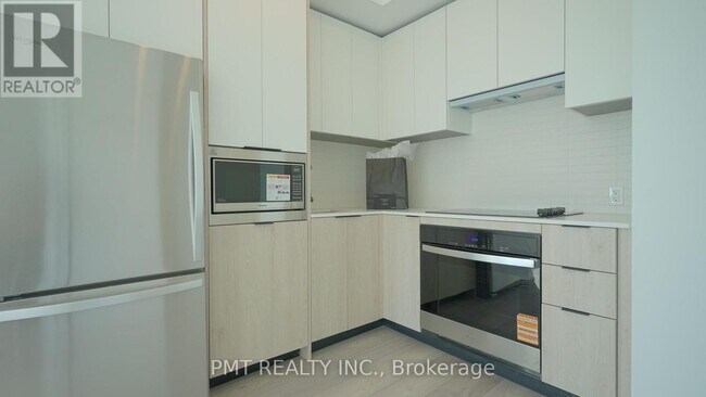 Building Photo - 1007 The Queensway