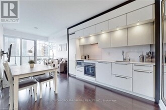 Building Photo - 15 Grenville St