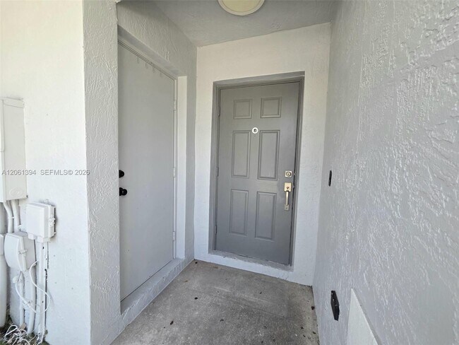 Foto del edificio - 20808 NW 1st St