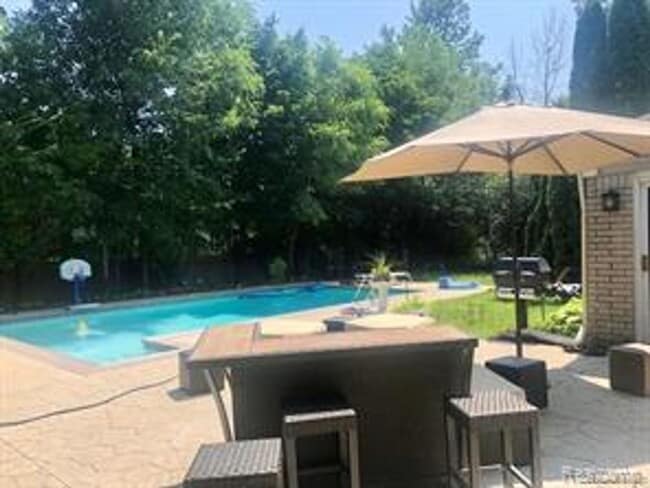 Building Photo - Elegant 4-Bedroom Home in Prime Troy Location with Pool Access and Modern Amenities