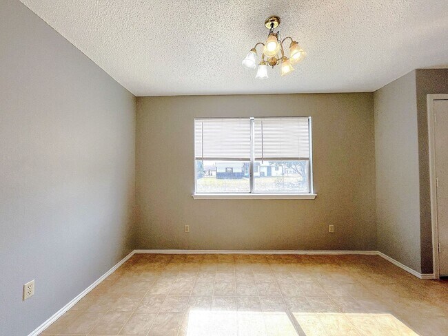 Foto del edificio - Beautiful 4 bedroom, 2 bathroom home with ...