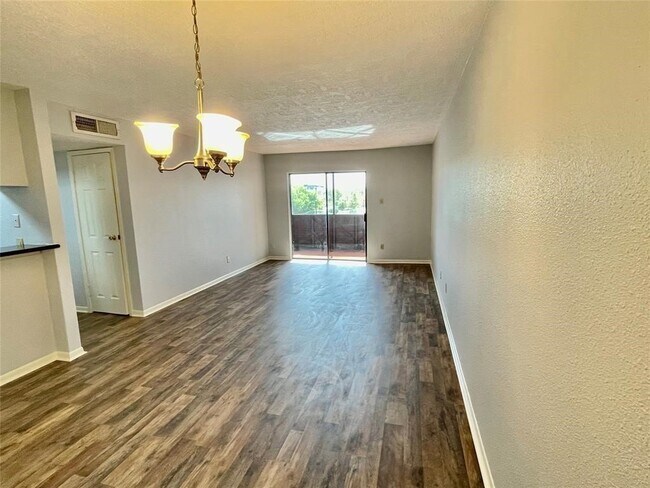Foto del edificio - 3025 Walnut Bend Ln