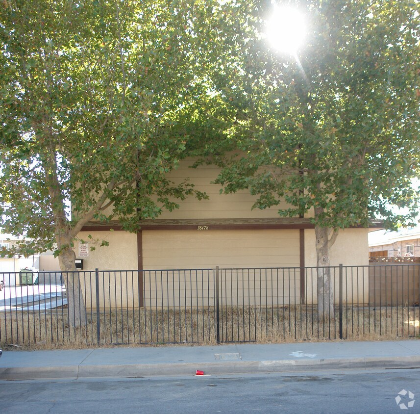 Foto del edificio - 38478 Larkin Ave