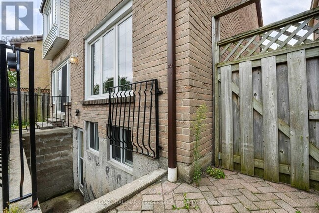 Building Photo - 44 Carlisle Crescent