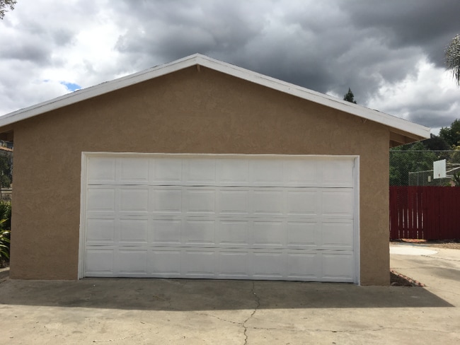 Building Photo - 606 W 4th Ave