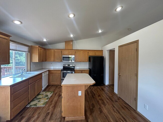 Foto del edificio - Beautiful 4 bd 3 bath w/ 2-car Garage Home...