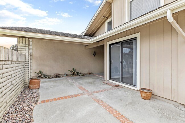 Building Photo - Your Huntington Beach Oasis Awaits: Spacio...