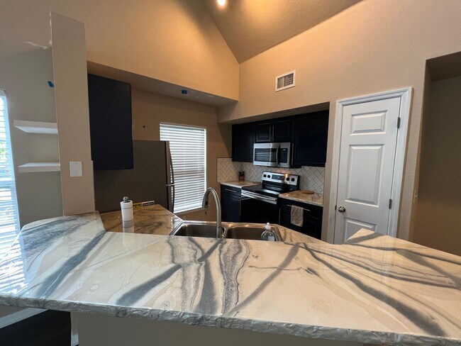 Foto del edificio - Beautiful 2-bedroom, 2-bath Condo available in sought after Admirals Walk private gated community.