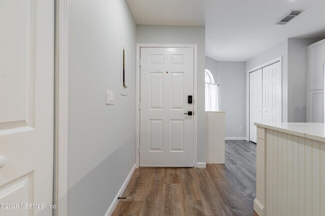 Foto del edificio - 8118 Baymeadows Cir E