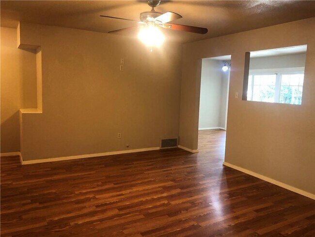Building Photo - 2118 Collins Dr