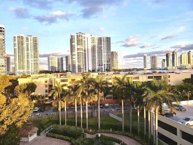 Foto del edificio - 3300 NE 192 St