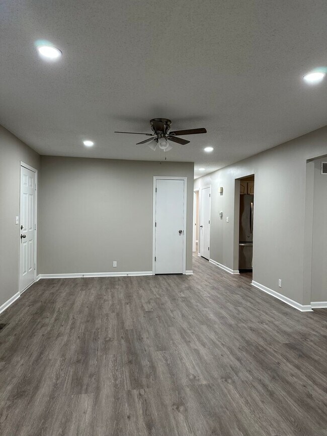 Foto del edificio - Newly Remodeled 4 Bedroom house on one acer