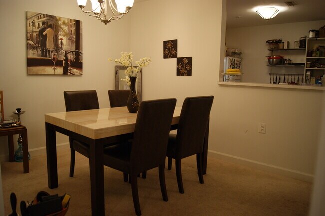 Building Photo - Spacious 2 Bedroom Condo - Mt. Washington