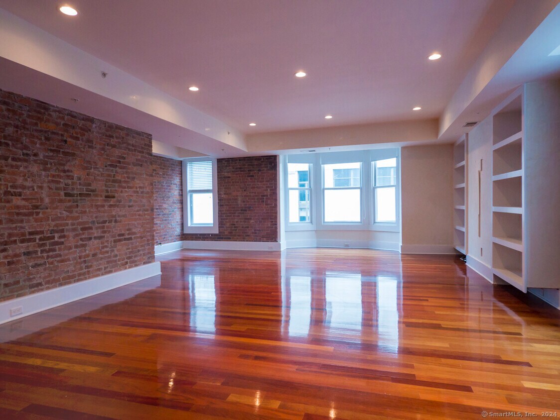 Primary Photo - 116 Crown St