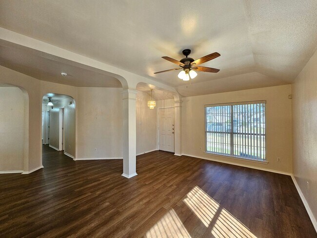 Foto del edificio - AVAILABLE NOW!