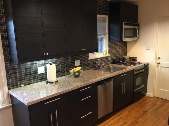 Foto del edificio - 3317 Caroline Ave