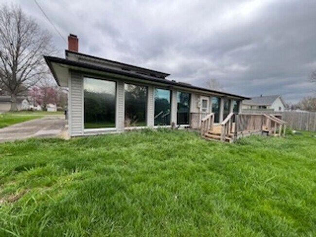 Building Photo - Spacious 3 bedroom 2 bathroom single famil...