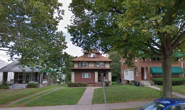 cartel de arrendamiento - 2419 Beechwood Blvd