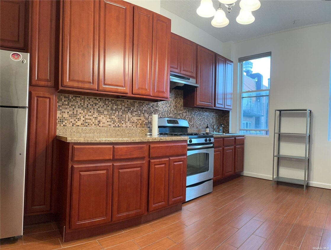Primary Photo - 370 Knickerbocker Ave