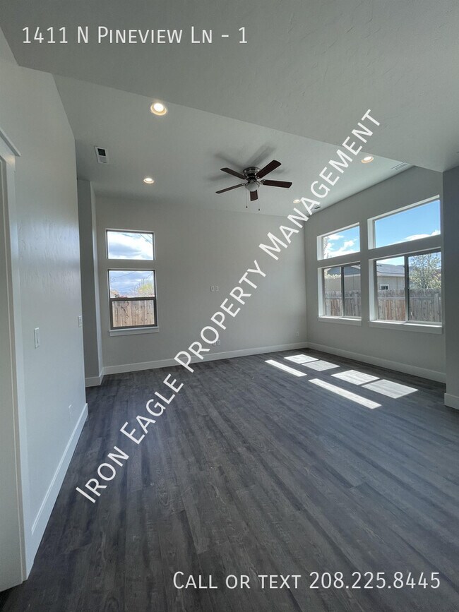Foto del edificio - 1411 N Pineview Ln