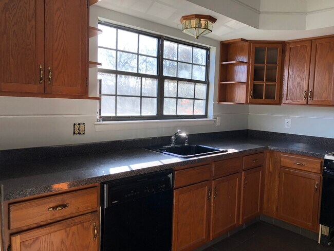Large kitchen - 56 Beacon Hill Rd